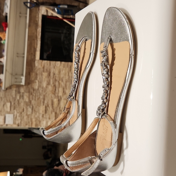 Badgley Mischka Jewel women's silver thong flats with rhinestones in size 6.5m. - Picture 3 of 8
